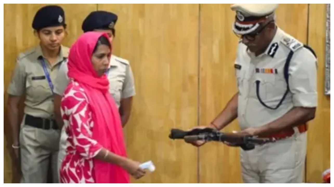 MP-யின் நெஞ்சில் ஏறி நடனமாடிய கொடூரம்… 19 ஆண்டுகள் கழித்து துப்பாக்கியோடு வந்து மண்டியிட்ட பெண் கமாண்டர்.. ஷாக் கொடுத்த கிளைமாக்ஸ்..!!!