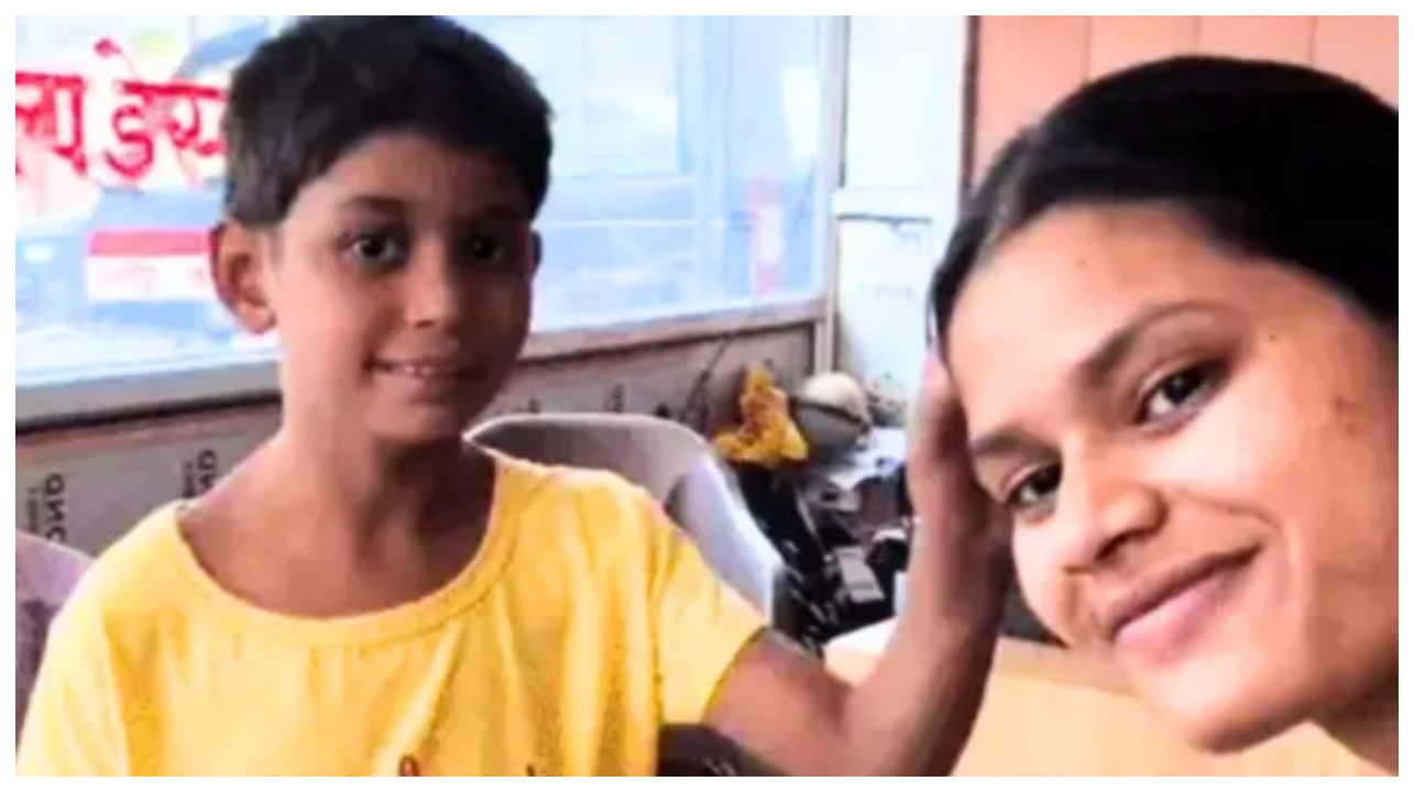 “பேசவும் முடியாது.. கேட்கவும் முடியாது”.. நட்டநடு ரோட்டில் தவித்த 8 வயது சிறுமி.. காக்கிச் சட்டையில் பாசம் காட்டிய ‘அம்மா’ மந்தாகினி.. சல்யூட் அடிக்கும் தமிழக மக்கள்..!!!