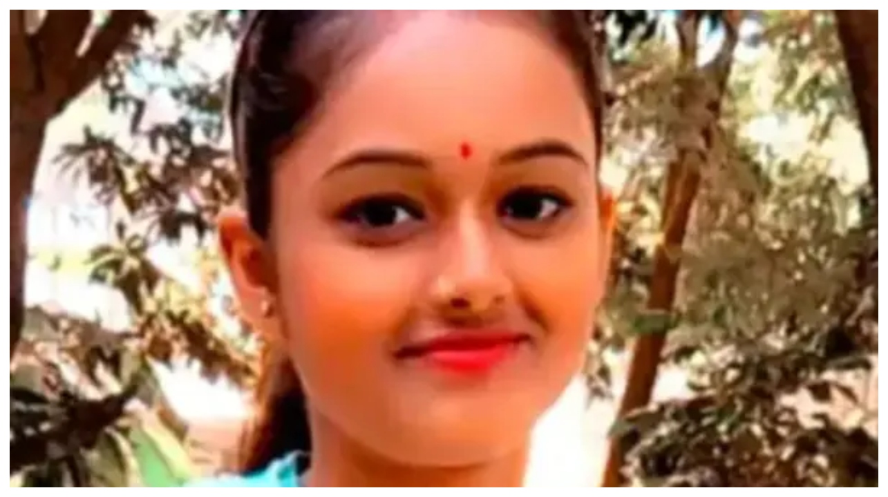 சுடுகாட்டிற்குப் புறப்படத் தயாரான பாடை.. சட்டென ஒலித்த வாட்ஸ்அப் மெசேஜ்.. “அம்மா நான் உயிரோடு இருக்கேன்!” – உறைய வைத்த இளம்பெண்ணால் உச்சக்கட்ட பரபரப்பு..!!!