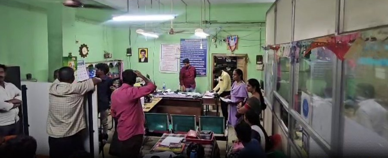 “சார்பதிவாளர் அலுவலகங்களில் லஞ்ச ஒழிப்புத்துறை அதிரடி ஆய்வு!”… தமிழகம் முழுவதும் கட்டுக்கட்டாக சிக்கிய கணக்கில் வராத பணம்.. அதிகாரிகள் கதிகலக்கம்..!!!