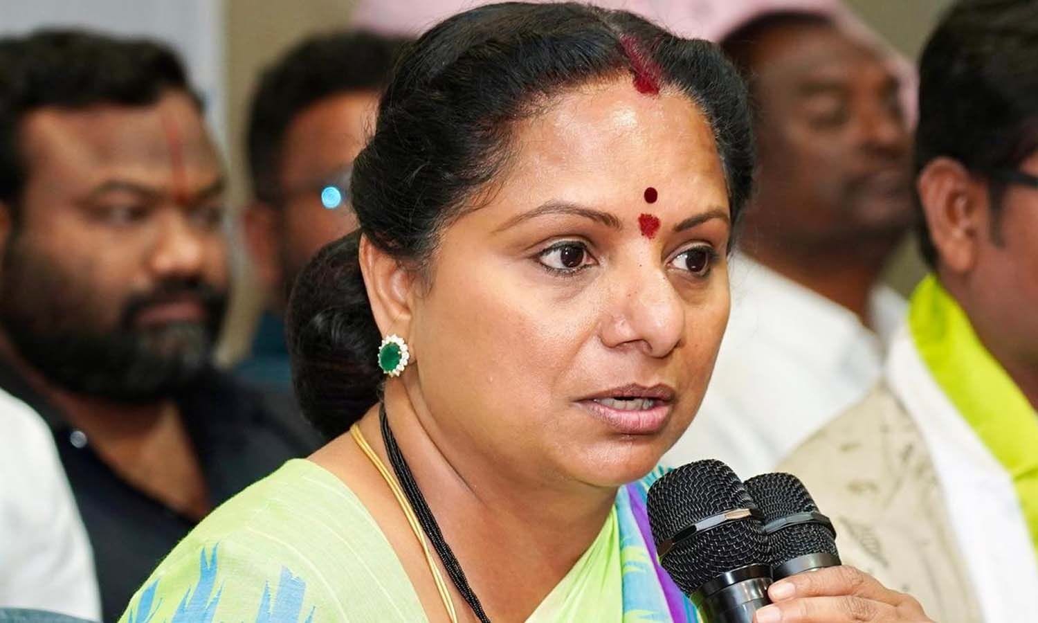 ஆந்திரா தலைவர்களின் சிலை இங்கு வரக்கூடாது..! நாங்க ஆட்சிக்கு வந்தால் உடைத்து பார்சலில் அனுப்புவோம்… கொந்தளித்த கவிதா  .. தெலுங்கானா அரசியலில் பரபரப்பு..!!