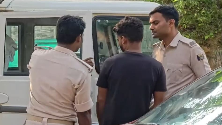 சந்தேகம் என்ற பெயரில் இவ்வளவு பெரிய அராஜகமா?” மனைவியின் அந்தரங்கத்தைப் பகிரங்கப்படுத்திய கணவன்.. அதிர்ச்சியில் உறைந்த குடும்பத்தினர்..!!