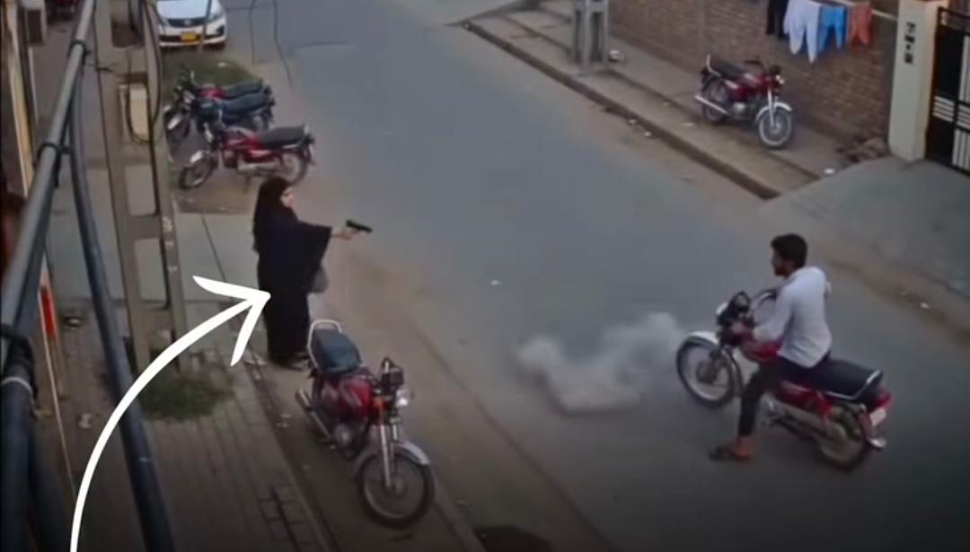 “சுட்டு தள்ளிடுவேன் பாத்துக்கோ….” பின்தொடர்ந்த வாலிபருக்கு பெண் கொடுத்த மரண பயம்…. தீயாய் பரவும் வீடியோவில் உண்மை பின்னணி….!!