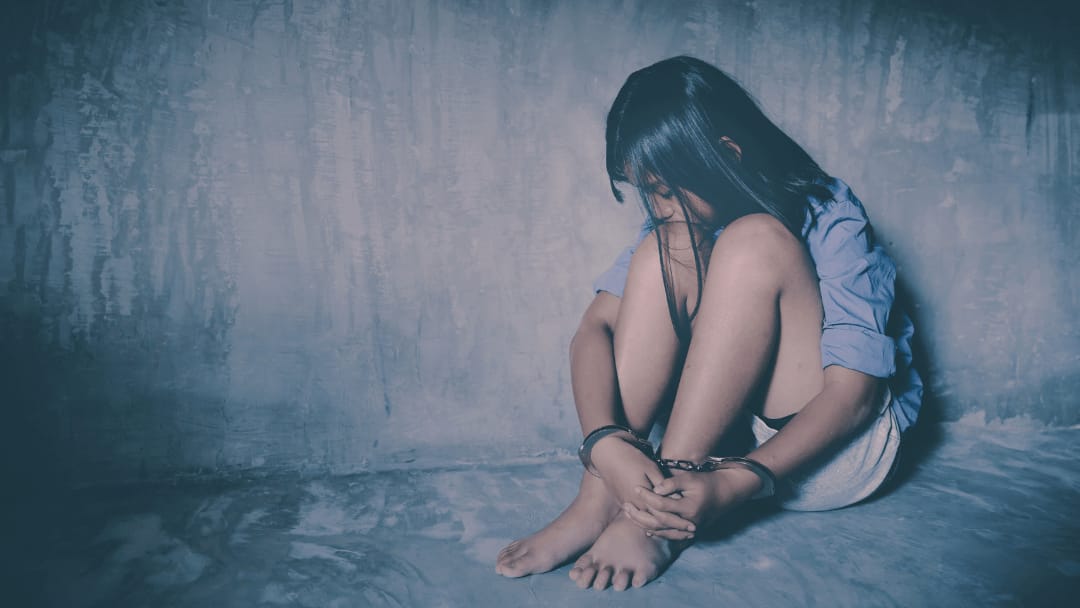 “என்னை எங்க கூட்டிட்டு போறீங்க?” 13 வயது சிறுமியை ஹோட்டல் முதலாளிக்கு விற்ற ரிக்ஷாக்காரன்: 5 நாளில் 30 மிருகங்கள் செய்த பயங்கரம்….!!