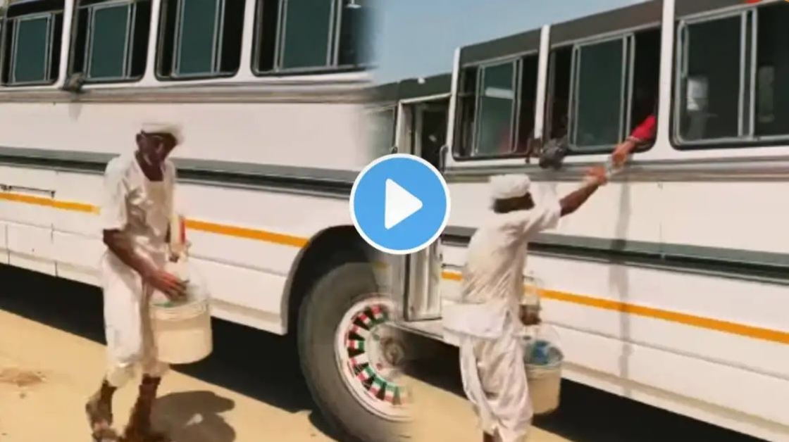 “21 வருஷம்.. ஒரு பைசா கூட வாங்காம சேவை!” பணம் கொடுத்தாலும் கிடைக்காத தண்ணீரைக் கொடுத்து, 21 வருடங்களாகப் பயணிகளின் தாகம் தீர்க்கும் முதியவர்.. நெகிழ்ச்சி வீடியோ..!!”