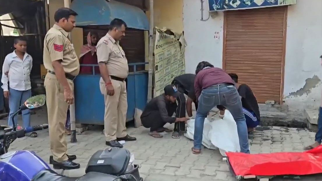 “எத்தனை தடவை கம்ப்ளைன்ட் பண்ணியும் அதிகாரிங்க கேக்கல” சாக்கடையால் பறிபோன வாலிபர் உயிர்…. போராட்டத்தில் இறங்கிய மக்கள்….!!