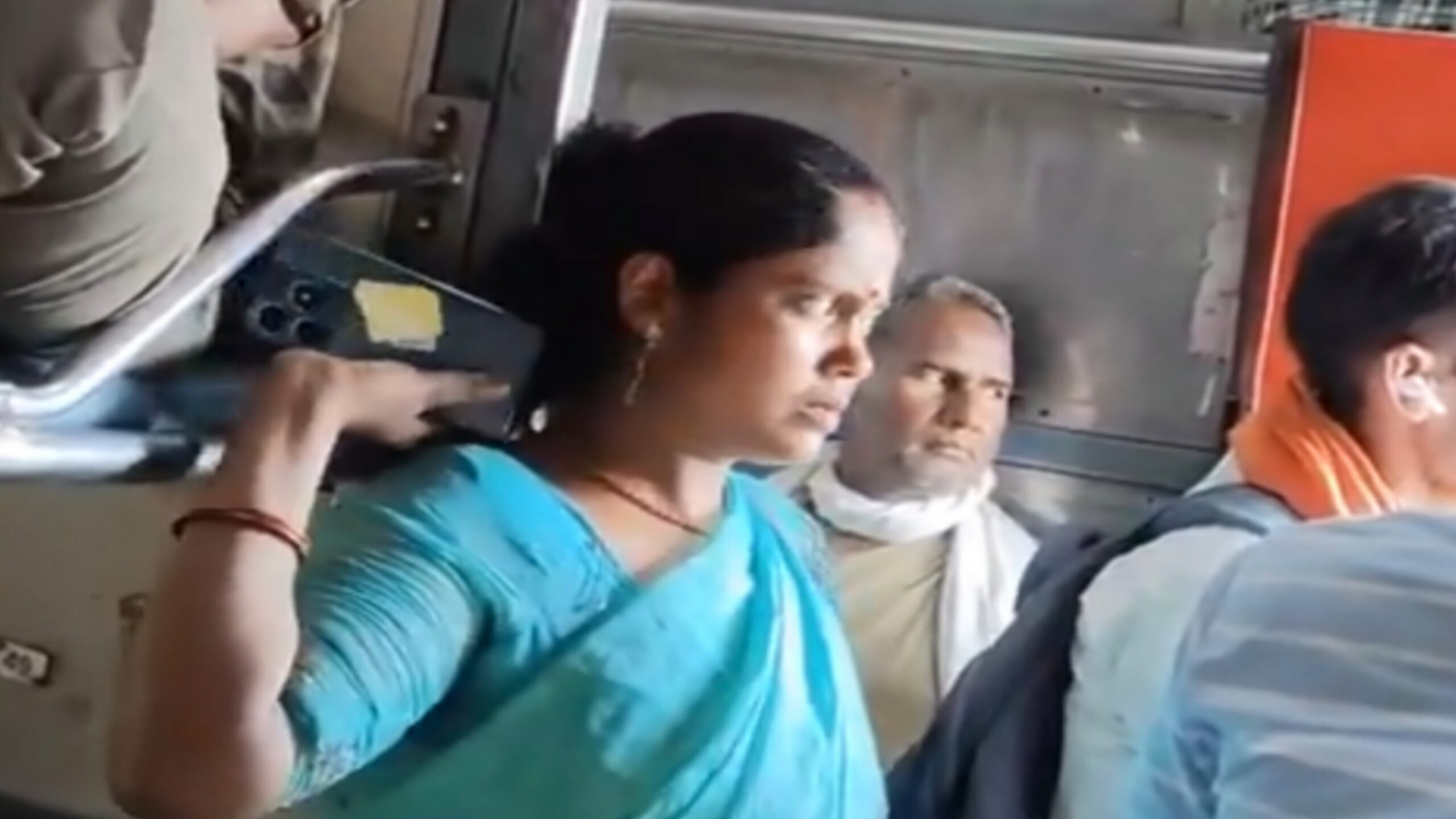 “சுத்தி யார் இருந்தா என்ன?” ஓடும் முறை ரயிலில் பெண்ணின் கை வரிசை…. வைரலாகும் வீடியோ….!!