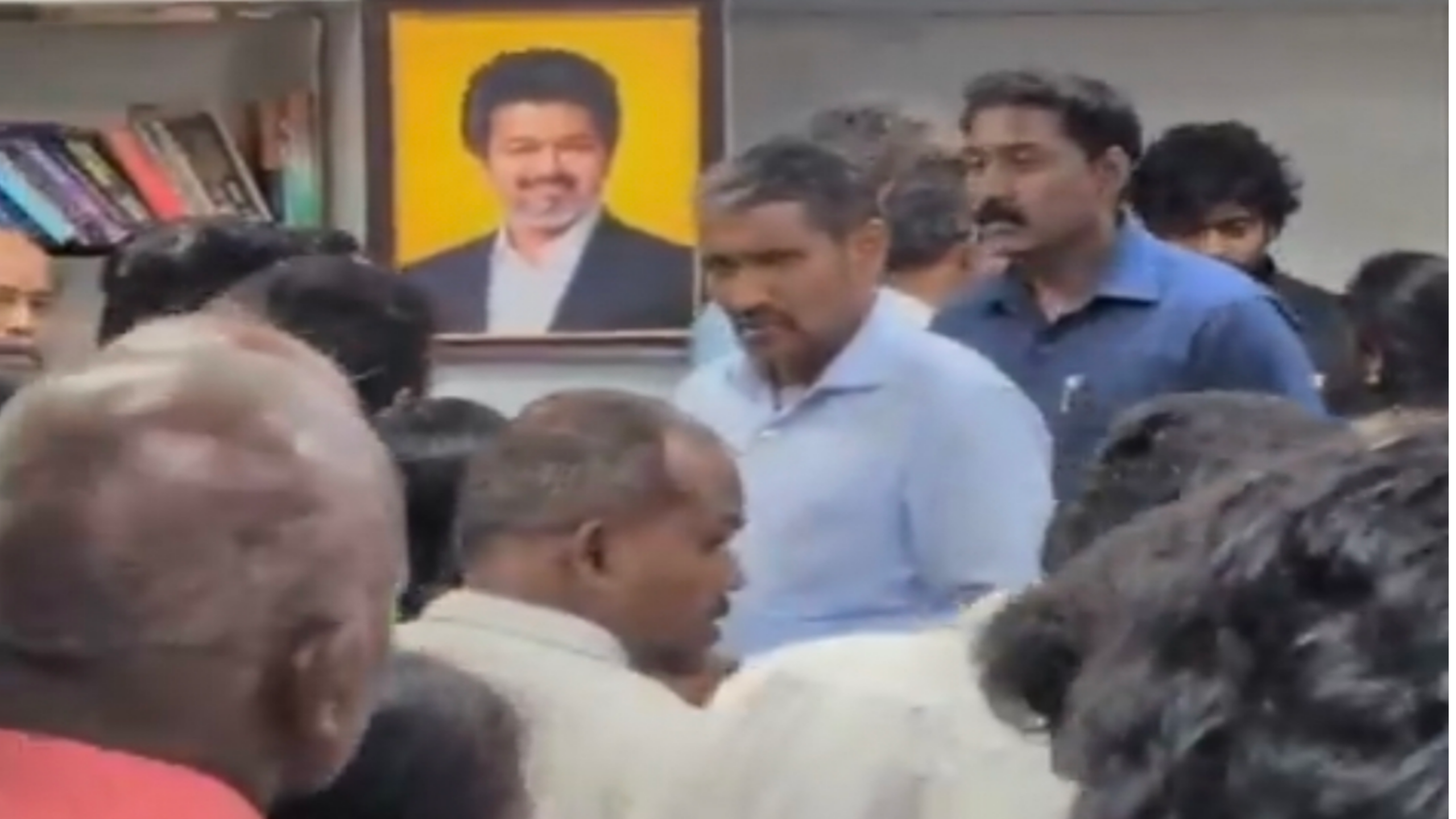 “இரவு 9 மணிக்கு மேலேயும் இவ்வளவு கூட்டமா?” அமைச்சர் வன்னி அரசு அறையில் நடந்த நெகிழ்ச்சி சம்பவம்…. வைரலாகும் வீடியோ….!!