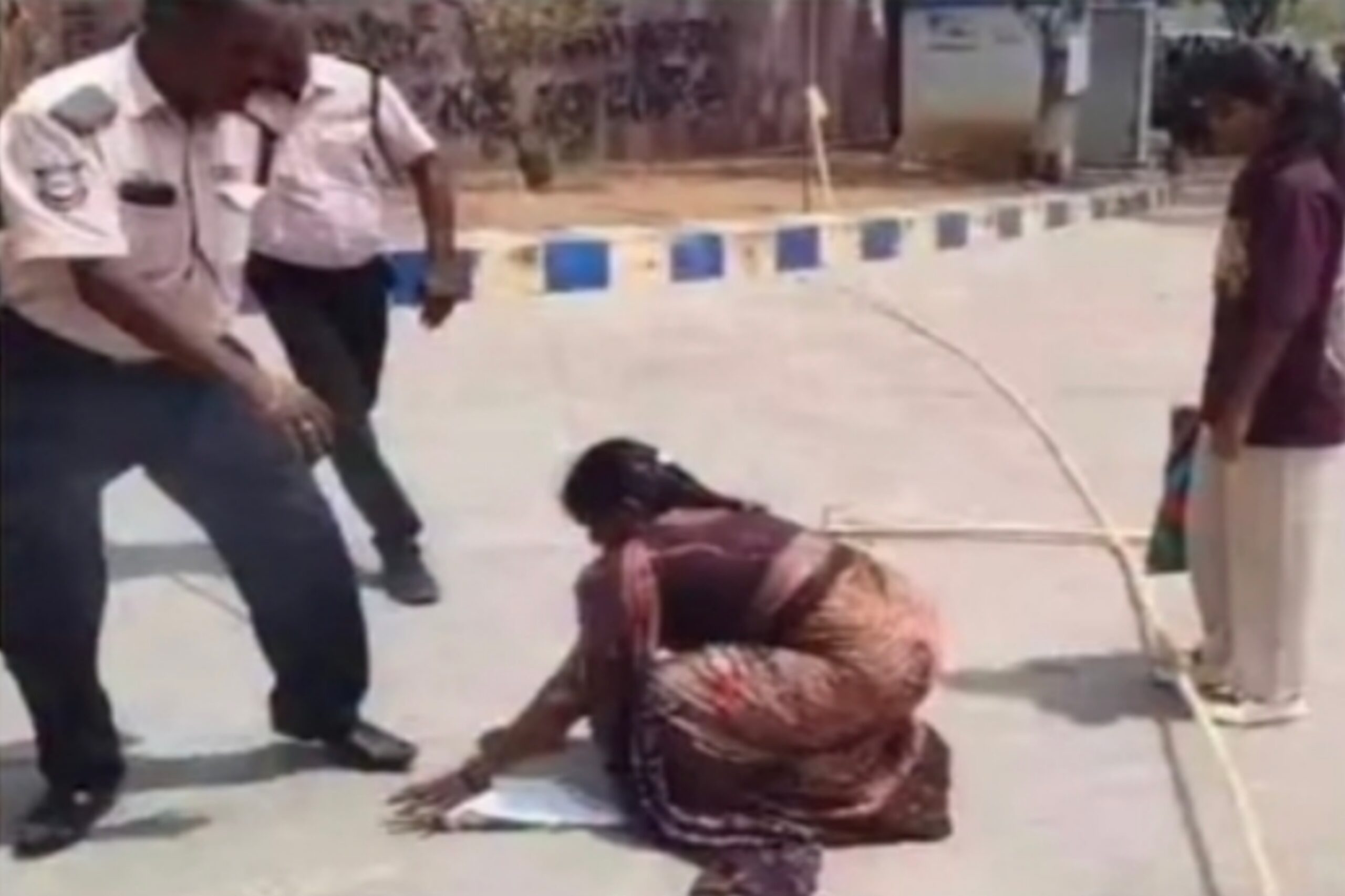“ஐயா…. உங்க கால்ல விழுறேன்யா” என் பொண்ணோட ஒரு வருஷ உழைப்பு பாழாயிடும்…. கதறிய தாயின் நெஞ்சை உலுக்கும் வீடியோ….!!
