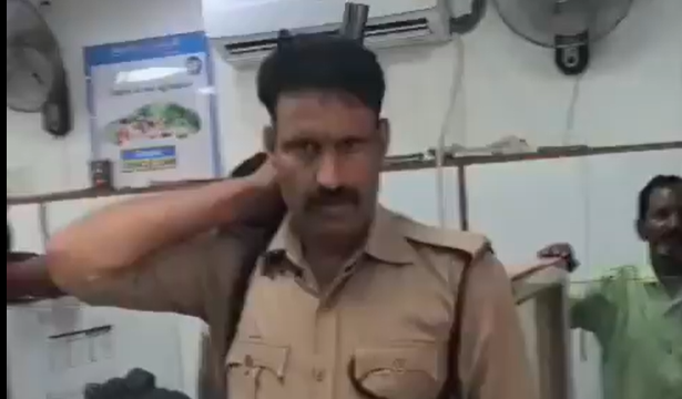 கேள்வி கேட்டா செக்யூரிட்டியை வச்சு மிரட்டுவீங்களா? கனரா வங்கியில் நடந்த அதிரடி சண்டை… இணையத்தில் வைரலாகும் வீடியோ…!!