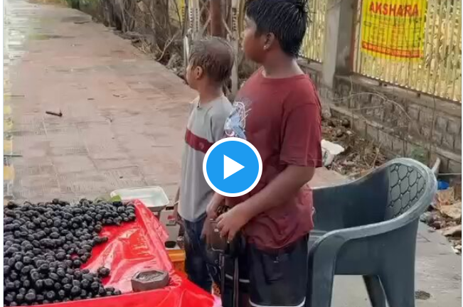 “இந்த அடைமழையில ஒண்ணுமறியாத ரெண்டு சின்னக் குழந்தைங்க நடுரோட்டுல விக்குறாங்களே..!” – இணையத்தையே உலுக்கிய விசித்திர நெகிழ்ச்சிச் சம்பவம்..!!