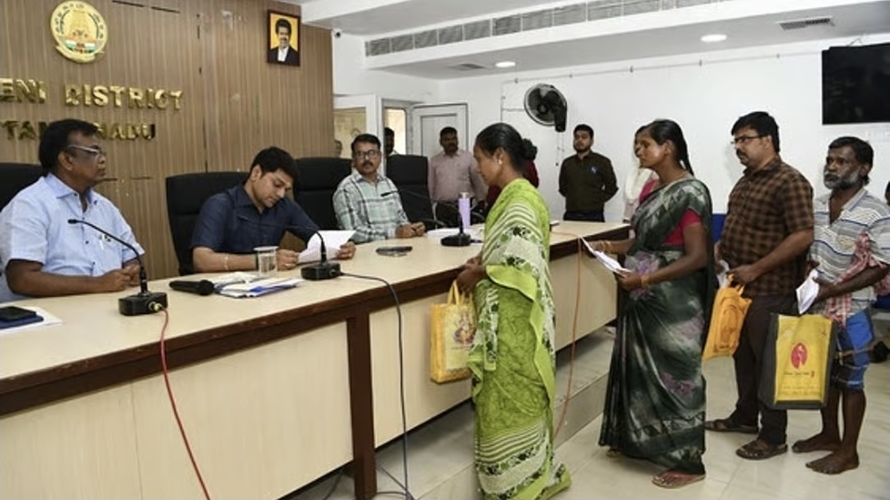 “நீங்க கேட்ட உதவி இதோ.. உடனே ஆக்ஷன் எடுங்க” குறைதீர் கூட்டத்தில் கலெக்டர் வைத்திநாதன் அதிரடி உத்தரவு…. 291 மனுக்களால் பரபரப்பு….!!