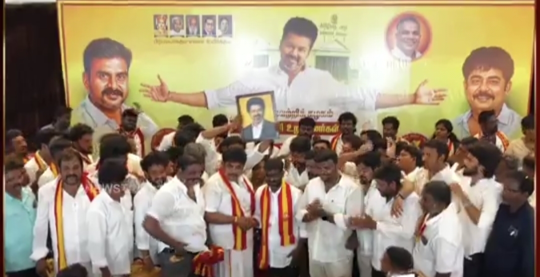 திமுக-வுக்கு விழுந்த பலத்த அடி…. 1000 பேருடன் பைக் பேரணியாக வந்து தவெக-வில் இணைந்த ரவிகுமார்…. அதிரும் அரசியல் களம்….!!