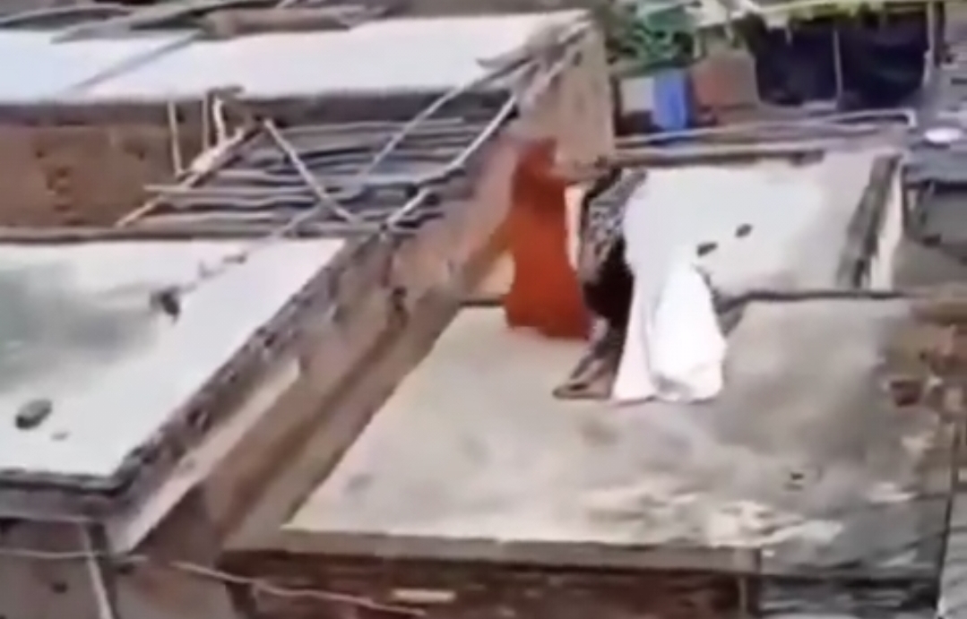 “என் புருஷனோட இங்க என்னடி வேலை?” மொட்டை மாடியில் கள்ளக்காதல்…. கையும் களவுமாக பிடித்த மனைவி…. வைரல் வீடியோ….!!
