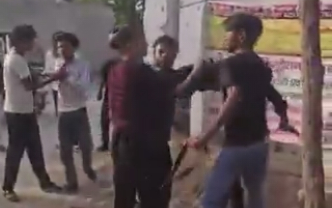 ​”எங்க பொண்ணு கூடவே சுத்துறியா?” வாலிபரை நடுரோட்டில் அடி வெளுத்த பெண் வீட்டார்…. பதற வைக்கும் வீடியோ….!!