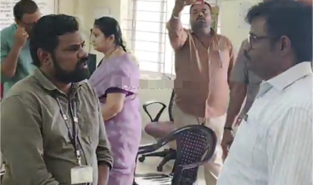 “யாராச்சும் லஞ்சம் கேட்டா தைரியமா சொல்லுங்க” – சார் பதிவாளர் ஆபிஸில் அமைச்சர் லோகேஷ் திடீர் விசிட்…. வைரலாகும் வீடியோ….!!