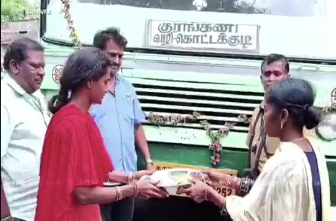 “56 வருஷமா பஸ்ஸே வரல…. இப்போ தான் எங்க ஊருக்கு விடிவுகாலம்” ஓட்டுநர், நடத்துநருக்கு மாலை போட்டு வரவேற்ற கொட்டகுடி மக்கள்….!!