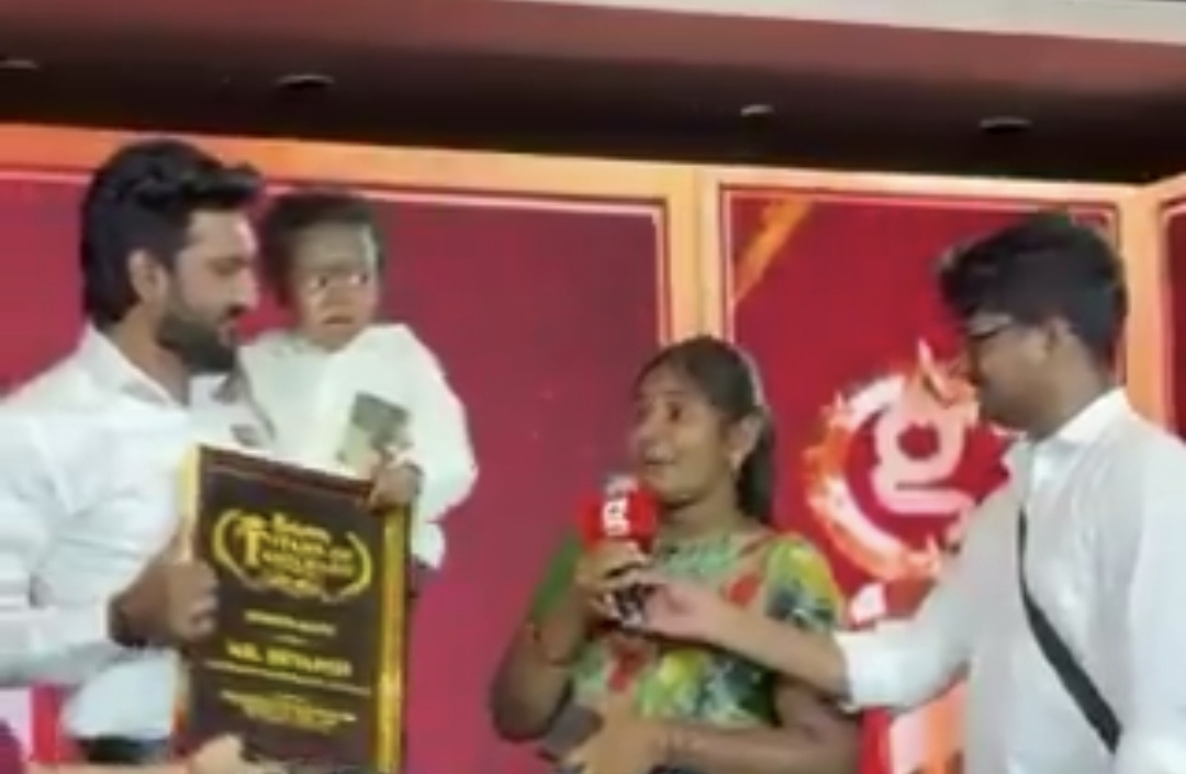​”எல்லாரும் என் புள்ளைய ஒதுக்கி வச்சாங்க…. ஆனா அமைச்சர் செஞ்ச காரியம்” மேடையிலேயே உருகிய தாய்….!!