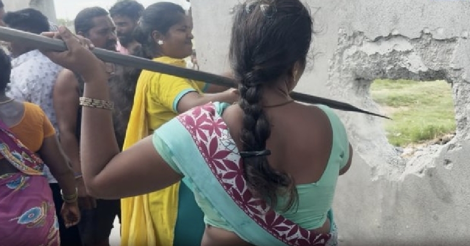 “அதிகாரிகள் செய்யாததை நாங்க செய்றோம்” ஓடை ஆக்கிரமிப்பு சுவரை இடித்த மக்கள்…. நொடிப் பொழுதில் தரைமட்டம்….!!