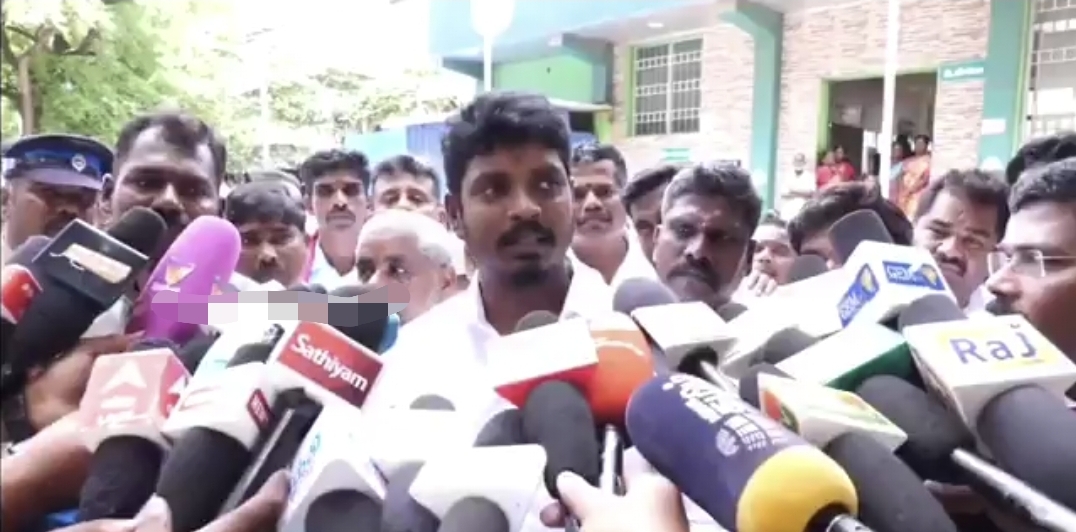 “இப்போவே நீங்க ஒரு இடம் சொல்லுங்க…. போவோம்” செய்தியாளர் கேட்ட கேள்வி…. அமைச்சர் விக்னேஷ் கொடுத்த பதில்….!!
