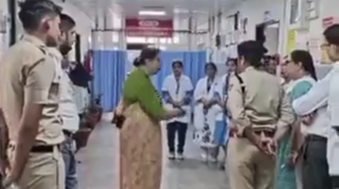 “உங்க மகளா இருந்தா தனியா விடுவீங்களா?” மருத்துவமனையில் நடந்த கொடூரம்…. மருத்துவமனையை அலறவிட்ட மகளிர் ஆணையம்….!!