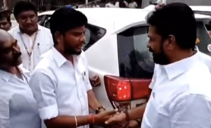 “தப்பா நினைச்சுக்காதீங்க…. இனி இப்படி நடக்காது”  அதிமுக எம்எல்ஏவிடம் வருத்தம் தெரிவித்த அமைச்சர் ரமேஷ்…. வைரலாகும் வீடியோ….!!