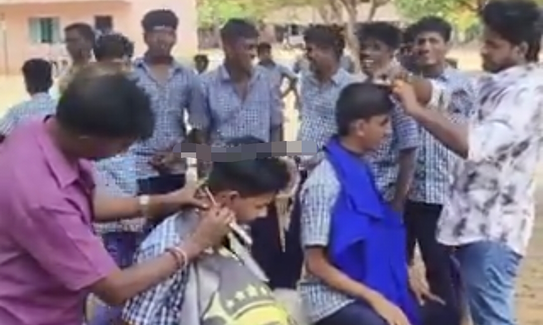 “சொன்னா கேக்கணும்…. இல்லனா இதான் கதி” 20 மாணவர்களை வரிசையாக உட்கார வைத்து…. பள்ளிக்குள் நடந்த ஹேர் கட்டிங்….!!