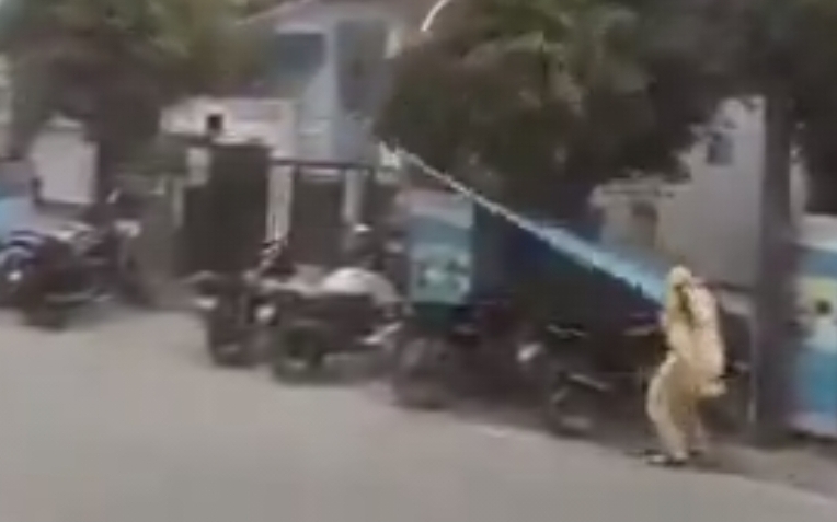 “கொஞ்சம் விட்டா தலை துண்டாகி இருக்கும்” காற்றில் பறந்த தகரக் கூரை நூலிழையில் தப்பிய பெண்…. வைரலாகும் பகீர் வீடியோ….!!