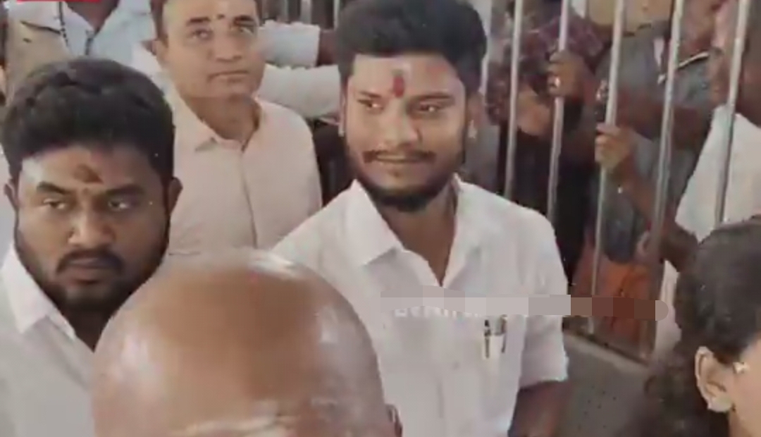 “விஐபி பாஸ் எனக்கு வேண்டாம்” 2 மணி நேரம் காத்திருந்து சாமி தரிசனம்…. தவெக அமைச்சரின் வைரல் வீடியோ….!!