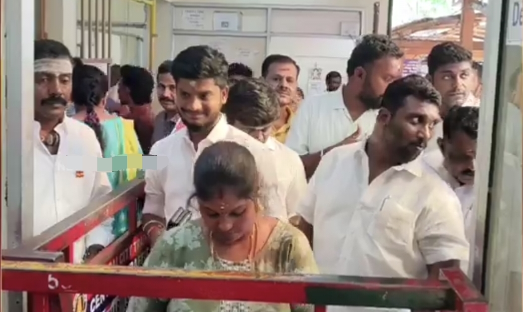 ​”சாமிக்கு எல்லாரும் ஒன்னுதான்” – மக்களோடு மக்களாக கியூவில் நின்ற அமைச்சர் ரமேஷ்…. மதுரை மீனாட்சி அம்மன் கோவிலில் நடந்த சுவாரஸ்யம்….!!