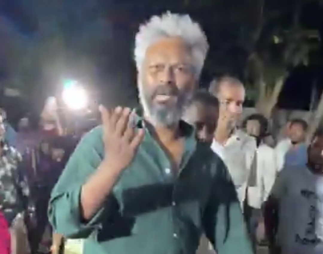 “அசிங்கமா இல்ல  உங்களுக்கு?” வீடியோ எடுத்தவரை வெளுத்து வாங்கிய தியாகராஜன் குமாரராஜா…. வைரலாகும் காட்சிகள்….!!