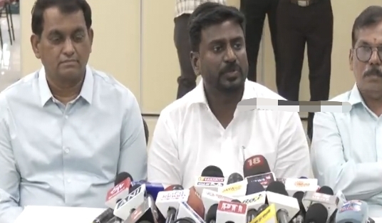 “ஸ்கூல் வரும்போது இந்த தப்ப பண்ணவே கூடாது” மாணவர்களுக்கு இனி இதற்கு தடை…. பள்ளிக் கல்வித்துறை அமைச்சர் உத்தரவு….!!