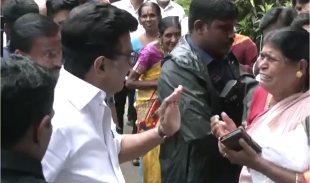 “எங்களால ஜீரணிக்க முடியலயே” அறிவாலயத்தில் ஸ்டாலினைப் பார்த்து கதறி அழுத பெண் நிர்வாகி…. நெஞ்சை உலுக்கும் காட்சி….!!
