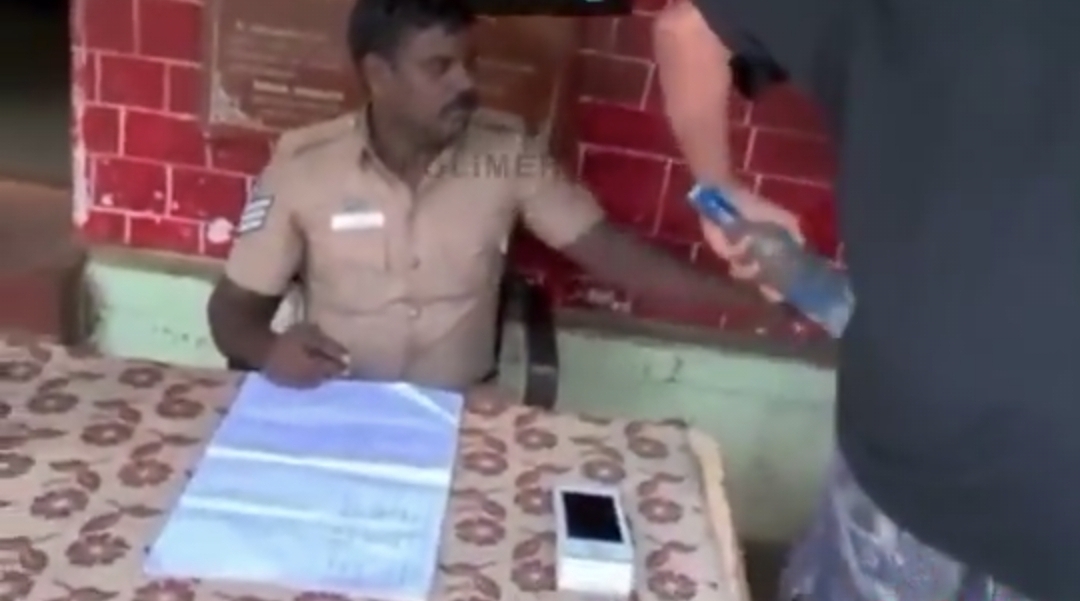 “ஏய்…. கேமிரா தெரியுது சீக்கிரம் பாட்டில உள்ள சொருகு” சுற்றுலாப் பயணியிடம் லஞ்சம் வாங்கிய போலீஸ்…. வைரல் வீடியோ….!!