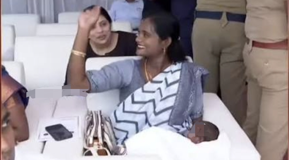 ​”விளம்பரத்துக்காக கைக்குழந்தையை தூக்கிட்டு வர்றீங்களா?” எம்.எல்.ஏ பல்லவியை வச்சு செய்யும் திமுகவினர்…. கொதிக்கும் தவெகவினர்….!!