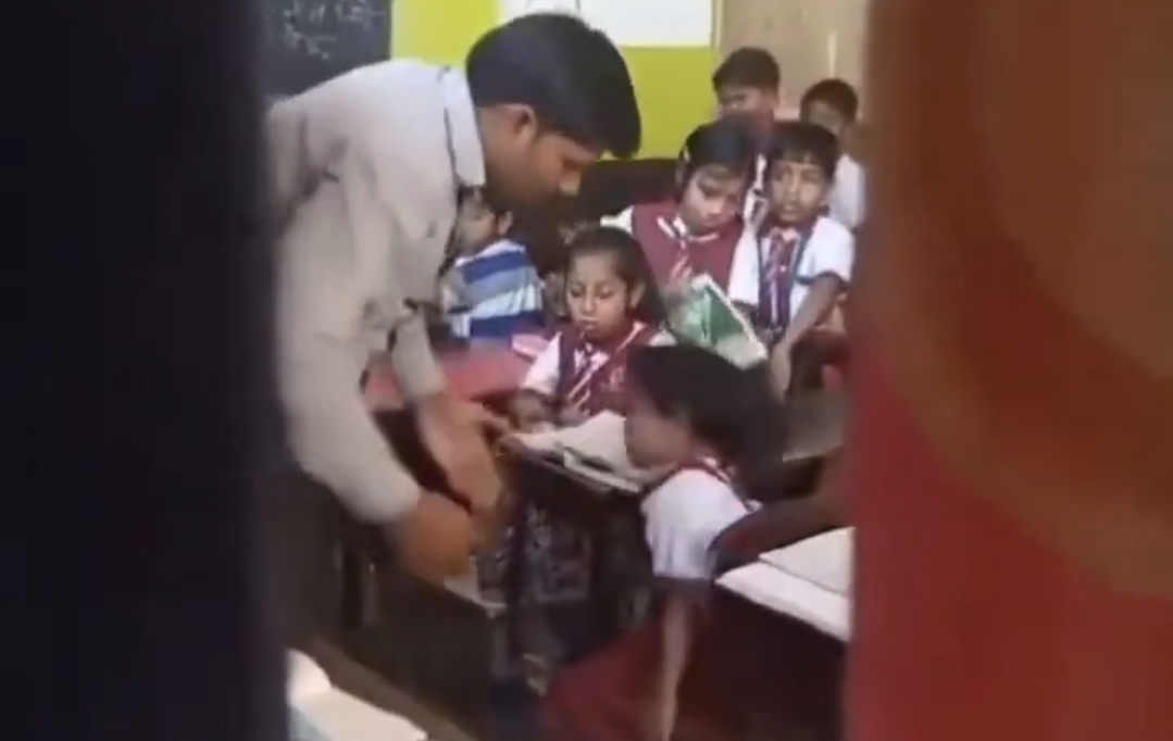 “நீங்க மனுஷ ஜென்மம் தானா?” பிஞ்சுக் குழந்தைகளை கொடூரமாக அடித்த ஆசிரியர்…. வைரல் வீடியோவால் கொந்தளிக்கும் நெட்டிசன்கள்….!!