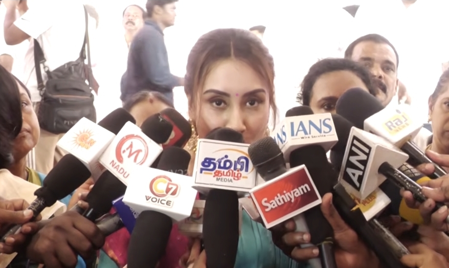 “யார் அந்த மிஸ்டர் ஜே?”  திவ்யா சத்யராஜ் போட்ட பயங்கர வெடிகுண்டு…. முதலமைச்சர் வட்டாரத்தில் வெடித்த புது பூகம்பம்….!!
