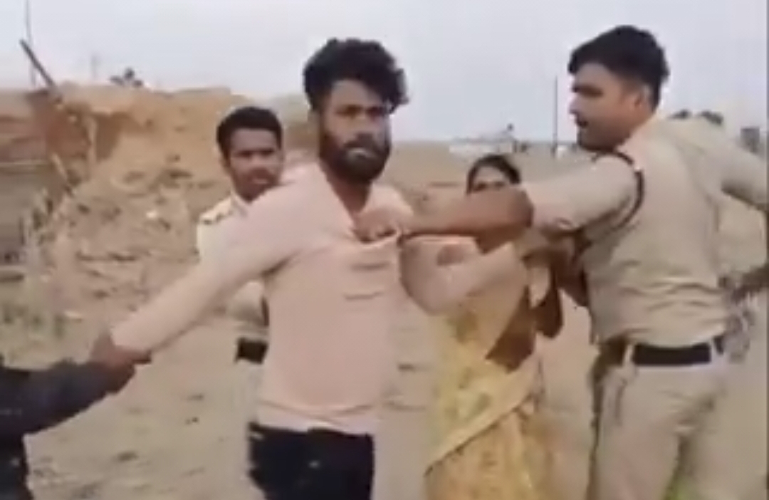 “இனிமே அடுத்தவன் வீட்டு மேட்டர்ல தலையிடக் கூடாது” செம அடி வாங்கிய காவலர்கள்…. வைரலாகும் பகீர் பின்னணி….!!