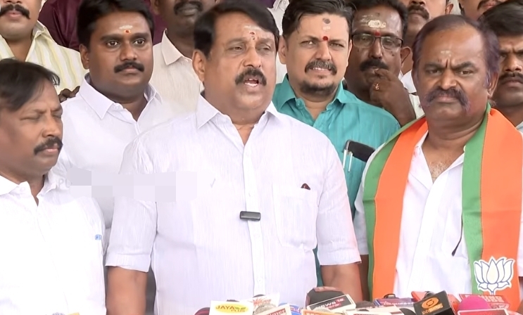 ​”ப்ரோ, அங்கிள்னு மேடையில கொஞ்சினீங்க…. டிபன் கேரியர் தூக்கிட்டு வர்றீங்க” கற்பழிப்பு பத்தி பேச மாட்டேங்கறீங்க…. முதல்வர் விஜய்யை வெளுத்து வாங்கிய நயினார்….!!
