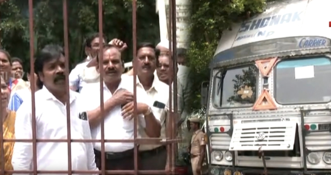 “ஓட்டு மெஷின வைக்க வேற இடமே கிடைக்கலையா?” மக்களோட இடத்தை எதுக்கு மாத்தி பயன்படுத்துறீங்க….? லாரியை வழிமறித்து அதிரடி போராட்டம்….!!