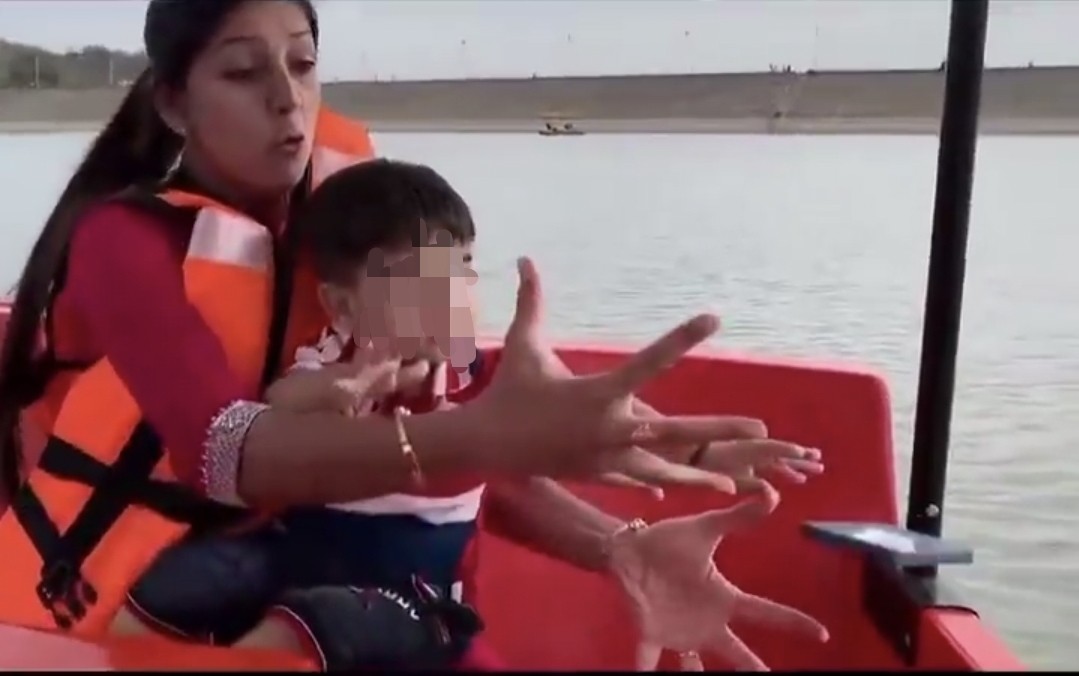 “ஐயோ…. என் ஐபோன்” விளையாட்டாக நினைத்து ஏரியில் தூக்கி போட்ட குழந்தை…. உறைந்து போன தாய்…. வைரலாகும் வீடியோ….!!