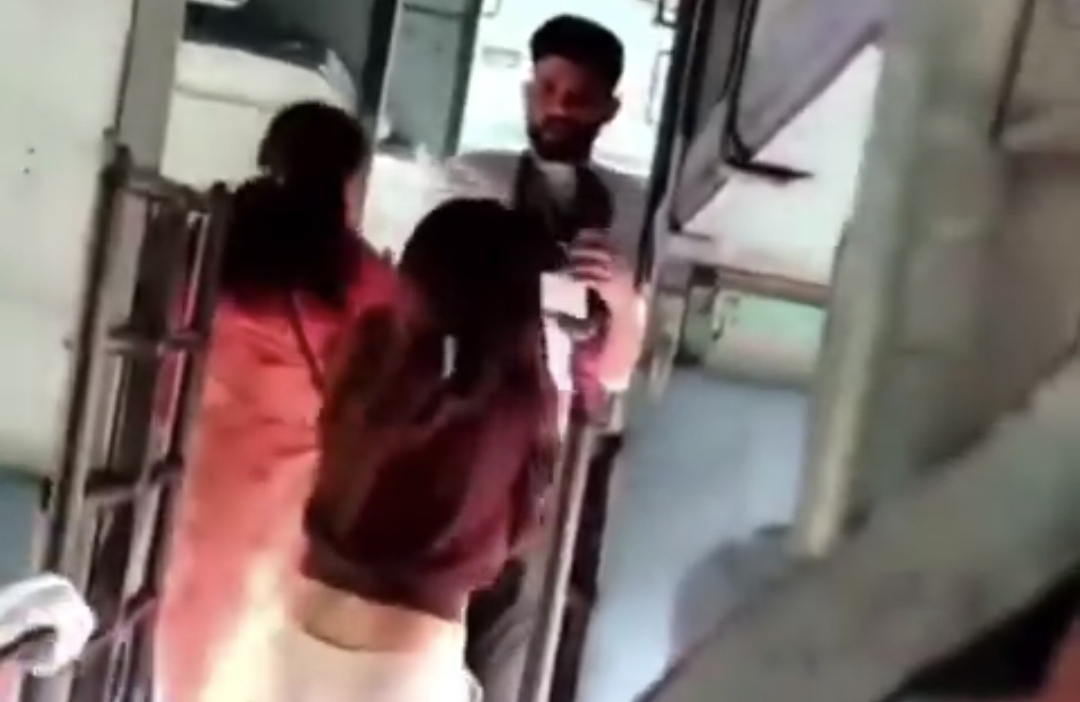 “இதெல்லாம் என்ன நியாயம்ப்பா?” டிக்கெட் இல்லாததை கேட்டதற்கு டிடிஇ-யை வெளுத்து வாங்கிய பெண்…. நெட்டிசன்கள் கடும் கொந்தளிப்பு….!!