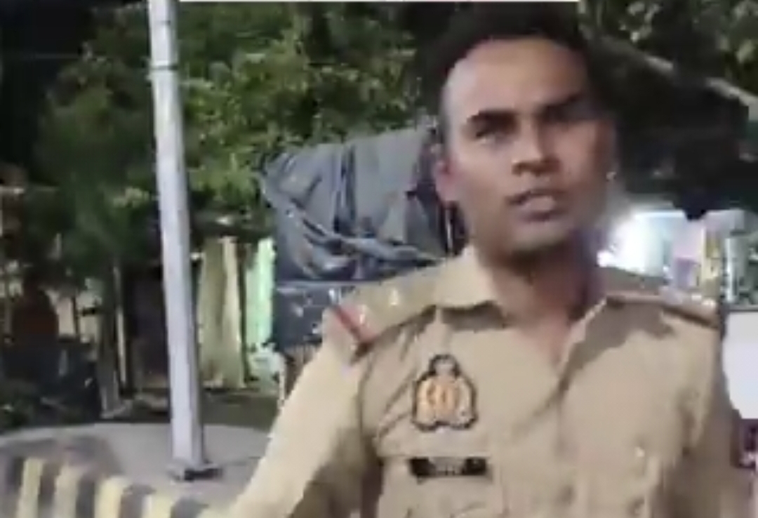 “ரூல்ஸ் எல்லாம் எங்களுக்கு மட்டும்தானா?” 6,000 ஃபைன் போட்டுட்டு ஹெல்மெட் இல்லாம போன போலீஸ்…. வீடியோ எடுத்து கேள்வி கேட்ட இளைஞர்….!!