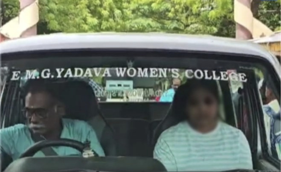 “ஐயோ…. மாத்தி வந்துட்டேனே” யாதவா ஆண்கள் கல்லூரிக்கு பதிலா மகளிர் கல்லூரிக்கு போன நீட் மாணவி…. பதறாமல் உதவிய கல்லூரி நிர்வாகம்….!!