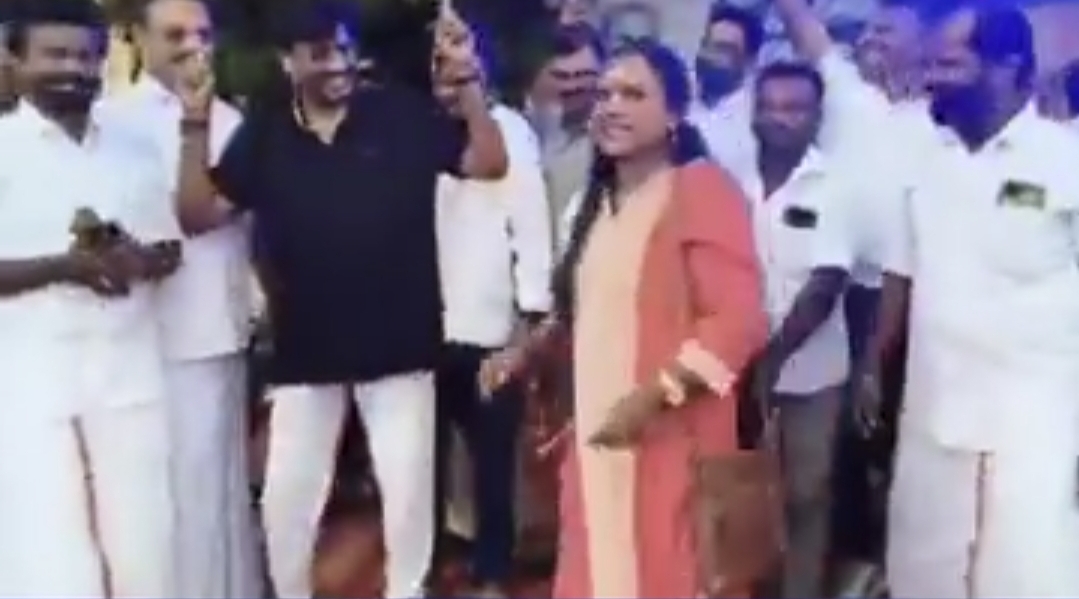 “நானும் மனுஷன் தானேப்பா…. இளைஞர்கள் கூப்பிட்டா ஆடாம இருக்க முடியுமா?” உயர்கல்வித்துறை அமைச்சர் விஸ்வநாதன் அதிரடி பதில்….!!