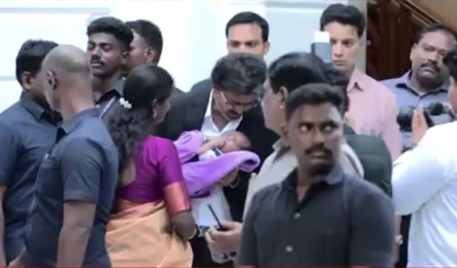​”வாடா செல்லக்குட்டி…. இங்க வா” எம்.எல்.ஏ பல்லவியின் குழந்தையை தூக்கி கொஞ்சிய முதலமைச்சர்…. சட்டசபையில் நடந்த கியூட் மேஜிக்….!!