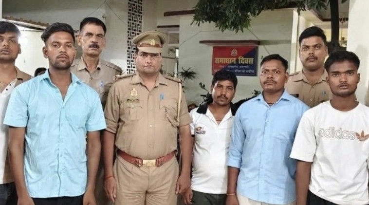 “புனித கங்கையிலா இந்த அசிங்கம்?” நடு ஆற்றில் பிரியாணி சமைச்சு பீர் குடித்த இளைஞர்கள்…. 5 பேரை தட்டி தூக்கிய போலீஸ்….!!