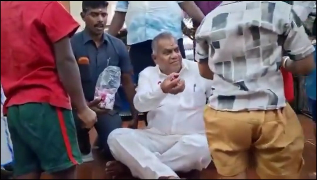 “அரசியல் பதவியை மறந்த அமைச்சர்!” தரையில் அமர்ந்து மழலைகளுடன் கொஞ்சி விளையாடிய நெகிழ்ச்சியான தருணம்.. வியப்பில் மக்கள்.. இணையத்தில் வைரலாகும் வீடியோ..!!”