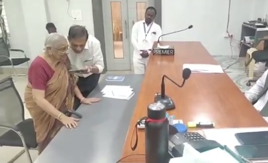 “கலெக்டர் சார், எப்படியாவது என்னை இந்தியனா மாத்திடுங்க” என் கடைசி ஆசை இதுதான்…. 95 வயதில் இந்திய குடியுரிமை கேட்டு தவிக்கும் மூதாட்டி….!!