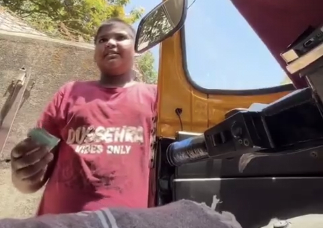“இந்த வயசுல இப்படியொரு தங்கமான குணமா?” ஆட்டோவிலிருந்து இறங்கியதும் சிறுவன் சொன்ன வார்த்தை…. காசு வாங்க மறுத்த ஆட்டோ டிரைவர்….!!